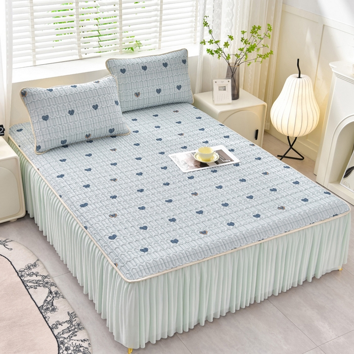 91家纺网 家纺一手货源 找家纺 诺梵家纺 2024新款0.5凉感丝乳胶凉席床裙款三件套 怦然心动蓝