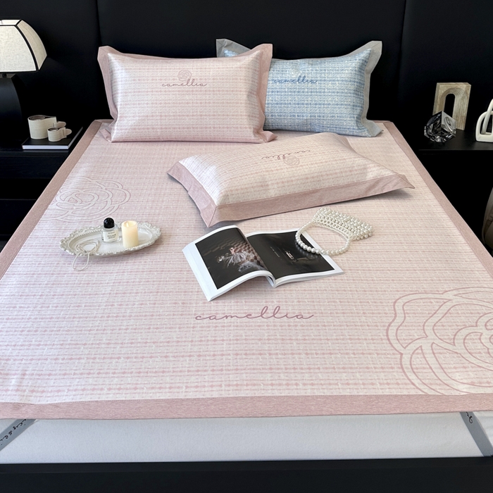 91家纺网 家纺一手货源 找家纺 JUICY 橘滋家纺 2024新款A类数码印花抑菌冰丝床席款床笠款软凉席套件 赛琳-粉（平席款）