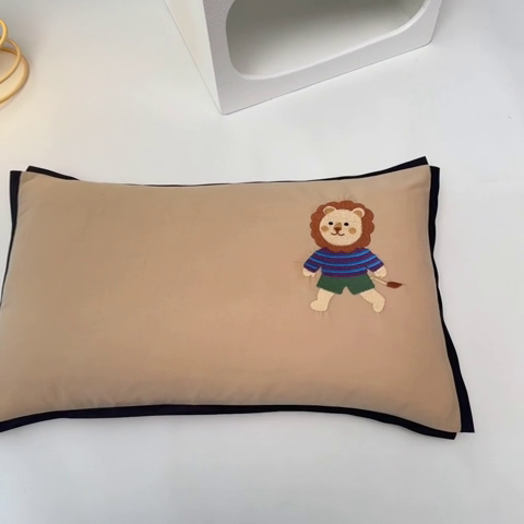 91家纺网 家纺一手货源 找家纺 喜多兔儿童家纺 2024新款高精密纯棉水洗棉枕套 卡其色小狮子