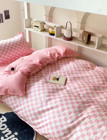 91家纺网 家纺一手货源 找家纺 楠沐家纺 2025新款无印风亲肤柔软水洗棉磨毛学生床四件套 棋盘格粉