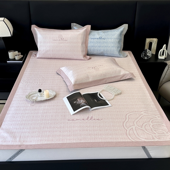 91家纺网 家纺一手货源 找家纺 JUICY 橘滋家纺 2024新款A类数码印花抑菌冰丝床席款床笠款软凉席套件 赛琳-粉（平席款）