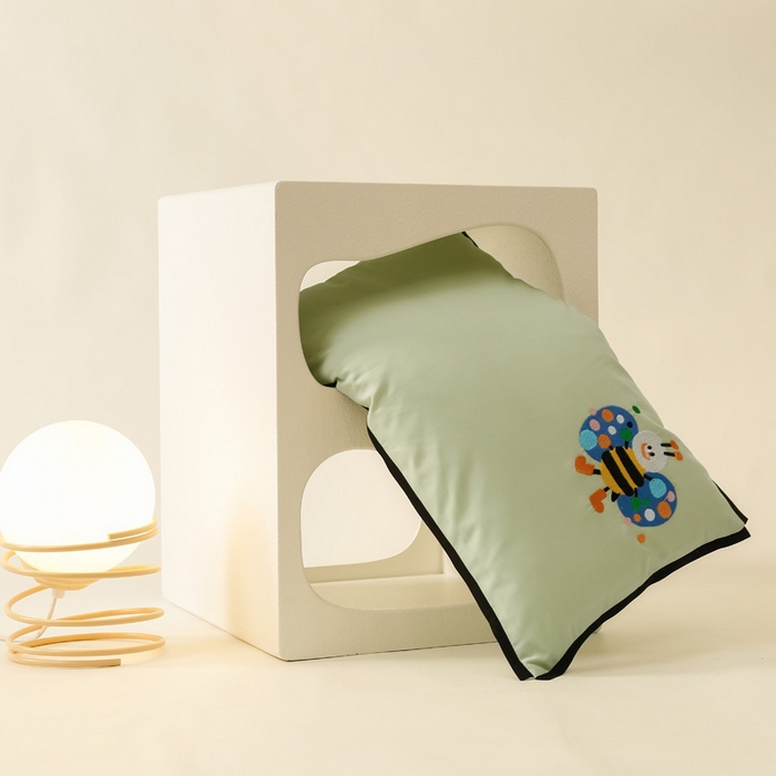 91家纺网 家纺一手货源 找家纺 喜多兔儿童家纺 2024新款高精密纯棉水洗棉枕套 绿色小蜜蜂