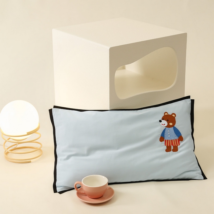 91家纺网 家纺一手货源 找家纺 喜多兔儿童家纺 2024新款高精密纯棉水洗棉枕套 蓝色小熊崽