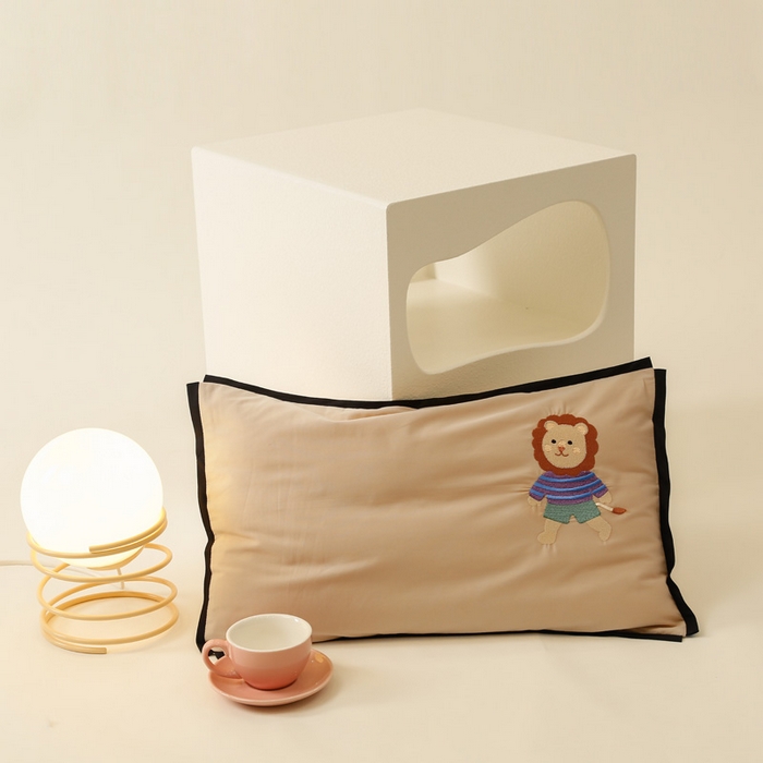 91家纺网 家纺一手货源 找家纺 喜多兔儿童家纺 2024新款高精密纯棉水洗棉枕套 卡其色小狮子