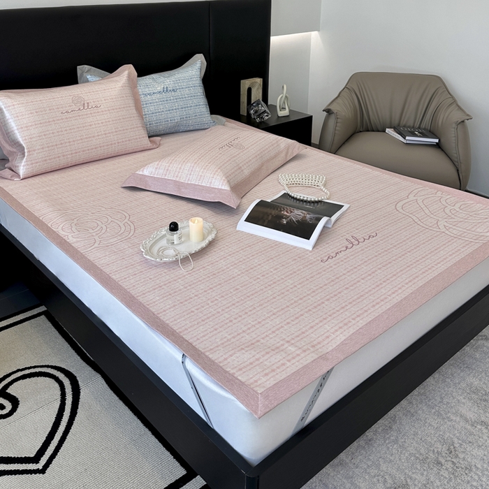 91家纺网 家纺一手货源 找家纺 JUICY 橘滋家纺 2024新款A类数码印花抑菌冰丝床席款床笠款软凉席套件 赛琳-粉（平席款）