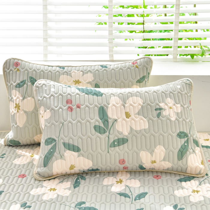 91家纺网 家纺一手货源 找家纺 诺梵家纺 2024新款0.5凉感丝乳胶凉席床裙款三件套 夏花绿