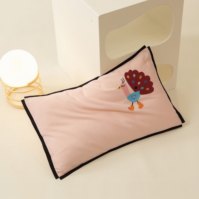 91家纺网 家纺一手货源 找家纺 喜多兔儿童家纺 2024新款高精密纯棉水洗棉枕套 粉色小孔雀