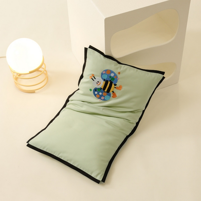 91家纺网 家纺一手货源 找家纺 喜多兔儿童家纺 2024新款高精密纯棉水洗棉枕套 绿色小蜜蜂