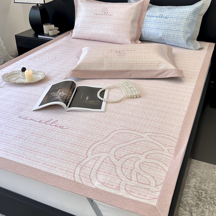 91家纺网 家纺一手货源 找家纺 JUICY 橘滋家纺 2024新款A类数码印花抑菌冰丝床席款床笠款软凉席套件 赛琳-粉（平席款）