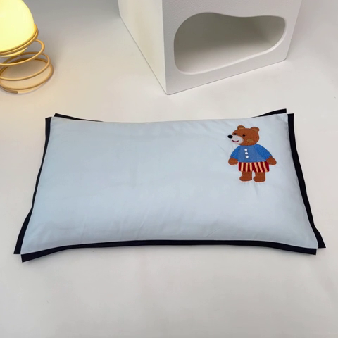 91家纺网 家纺一手货源 找家纺 喜多兔儿童家纺 2024新款高精密纯棉水洗棉枕套 蓝色小熊崽