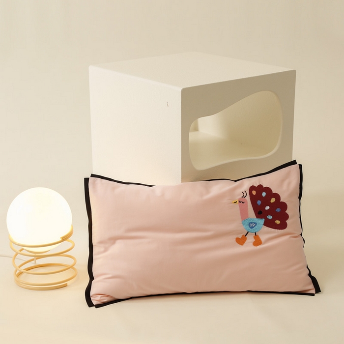 91家纺网 家纺一手货源 找家纺 喜多兔儿童家纺 2024新款高精密纯棉水洗棉枕套 粉色小孔雀