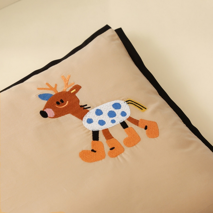 91家纺网 家纺一手货源 找家纺 喜多兔儿童家纺 2024新款高精密纯棉水洗棉枕套 卡其色小鹿崽