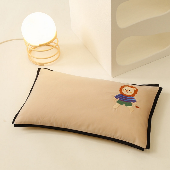 91家纺网 家纺一手货源 找家纺 喜多兔儿童家纺 2024新款高精密纯棉水洗棉枕套 卡其色小狮子