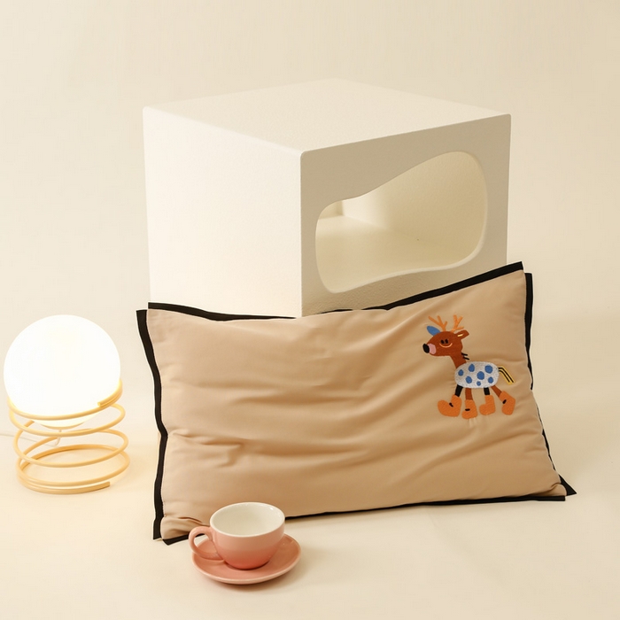 91家纺网 家纺一手货源 找家纺 喜多兔儿童家纺 2024新款高精密纯棉水洗棉枕套 卡其色小鹿崽