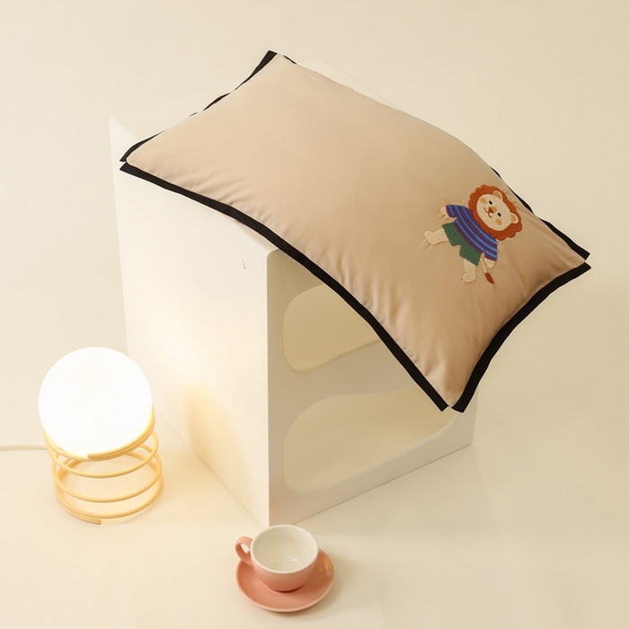 91家纺网 家纺一手货源 找家纺 喜多兔儿童家纺 2024新款高精密纯棉水洗棉枕套 卡其色小狮子