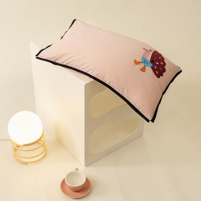 91家纺网 家纺一手货源 找家纺 喜多兔儿童家纺 2024新款高精密纯棉水洗棉枕套 粉色小孔雀