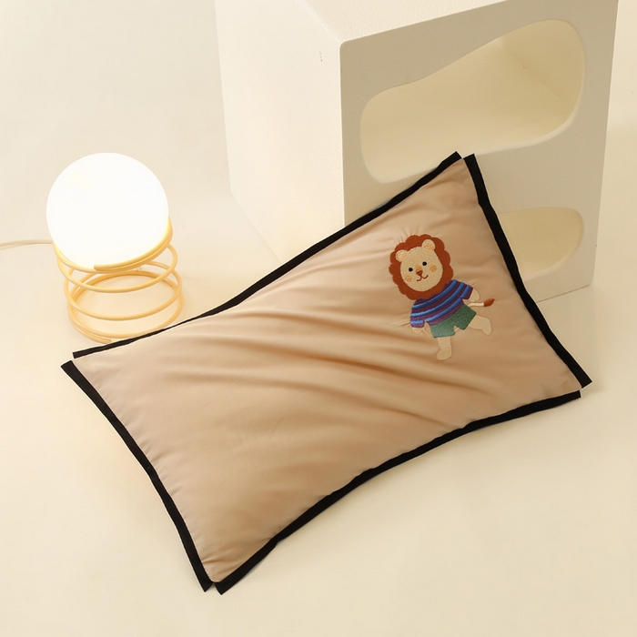 91家纺网 家纺一手货源 找家纺 喜多兔儿童家纺 2024新款高精密纯棉水洗棉枕套 卡其色小狮子