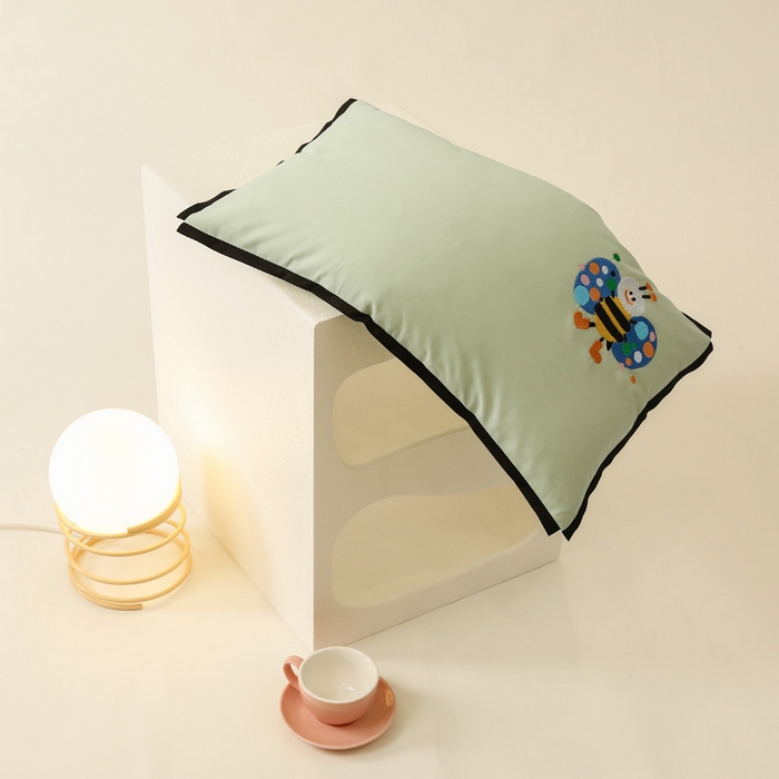 91家纺网 家纺一手货源 找家纺 喜多兔儿童家纺 2024新款高精密纯棉水洗棉枕套 绿色小蜜蜂