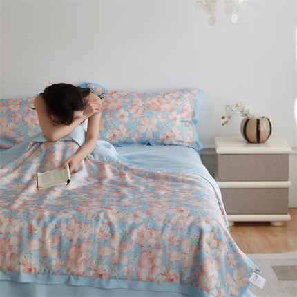 91家纺网 家纺一手货源 找家纺 蕊姿【清仓不退换】三月樱花拼角款60支天丝夏凉被风格一 樱花三月 海天蓝