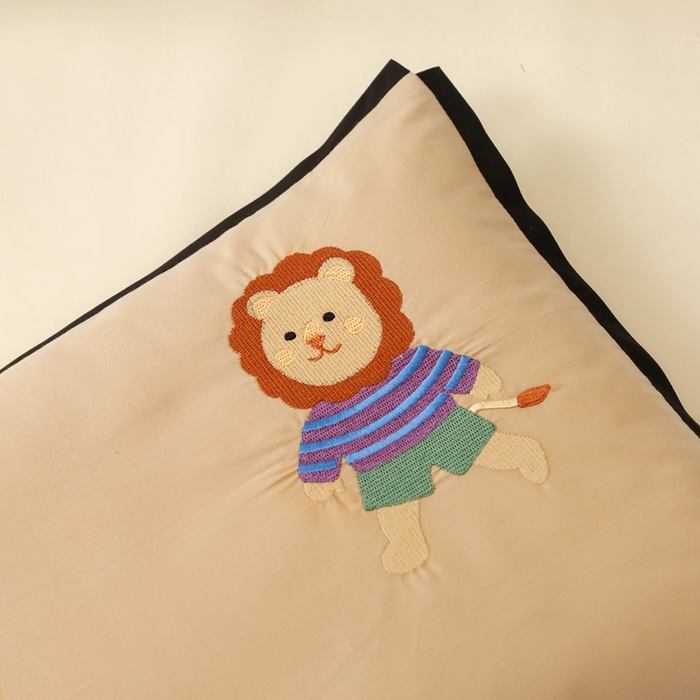 91家纺网 家纺一手货源 找家纺 喜多兔儿童家纺 2024新款高精密纯棉水洗棉枕套 卡其色小狮子