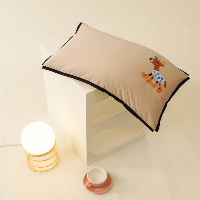 91家纺网 家纺一手货源 找家纺 喜多兔儿童家纺 2024新款高精密纯棉水洗棉枕套 卡其色小鹿崽