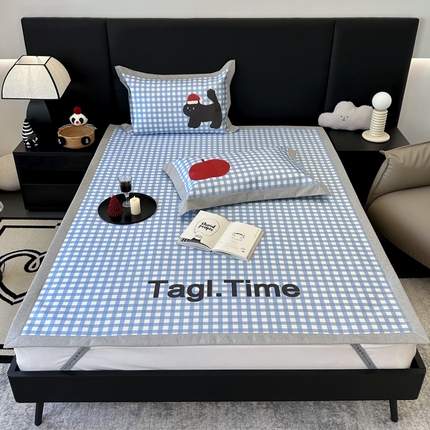 91家纺网 家纺一手货源 找家纺 JUICY 橘滋家纺 2024新款A类数码印花抑菌冰丝床席款床笠款软凉席套件 苹果与猫（平席款）