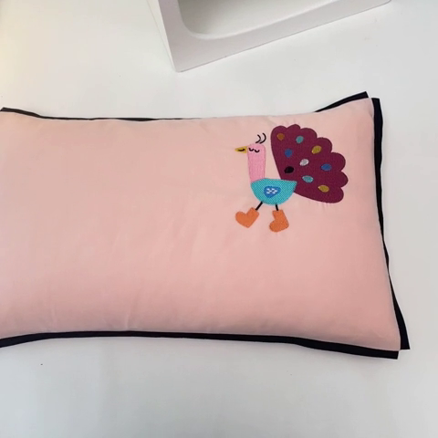 91家纺网 家纺一手货源 找家纺 喜多兔儿童家纺 2024新款高精密纯棉水洗棉枕套 粉色小孔雀