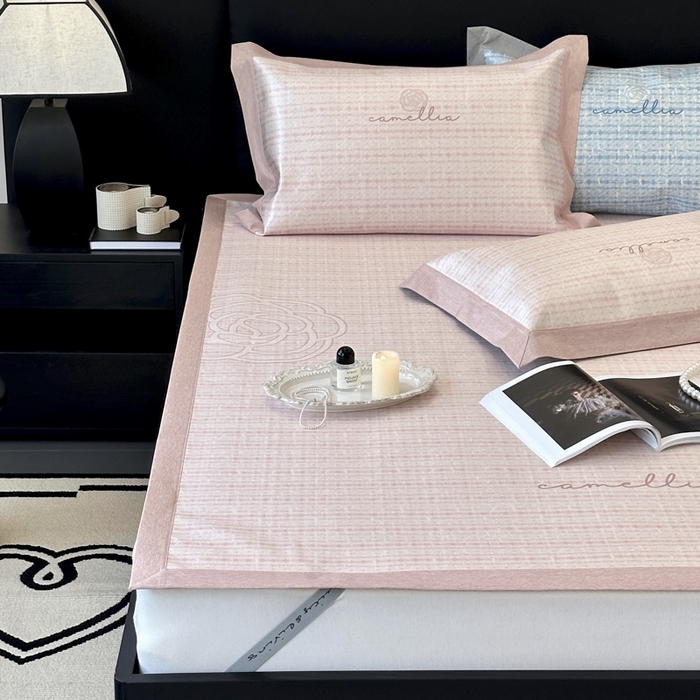 91家纺网 家纺一手货源 找家纺 JUICY 橘滋家纺 2024新款A类数码印花抑菌冰丝床席款床笠款软凉席套件 赛琳-粉（平席款）