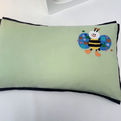 91家纺网 家纺一手货源 找家纺 喜多兔儿童家纺 2024新款高精密纯棉水洗棉枕套 绿色小蜜蜂