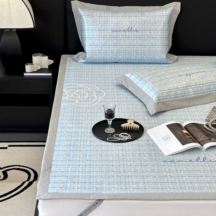 91家纺网 家纺一手货源 找家纺 JUICY 橘滋家纺 2024新款A类数码印花抑菌冰丝床席款床笠款软凉席套件 赛琳-蓝（平席款）