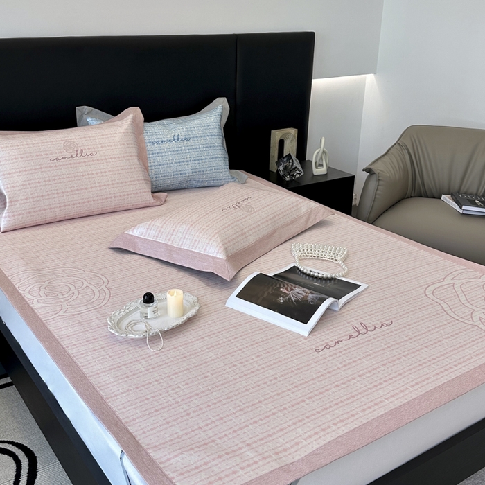 91家纺网 家纺一手货源 找家纺 JUICY 橘滋家纺 2024新款A类数码印花抑菌冰丝床席款床笠款软凉席套件 赛琳-粉（平席款）