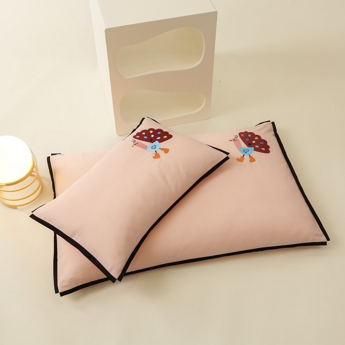 91家纺网 家纺一手货源 找家纺 喜多兔儿童家纺 2024新款高精密纯棉水洗棉枕套 粉色小孔雀