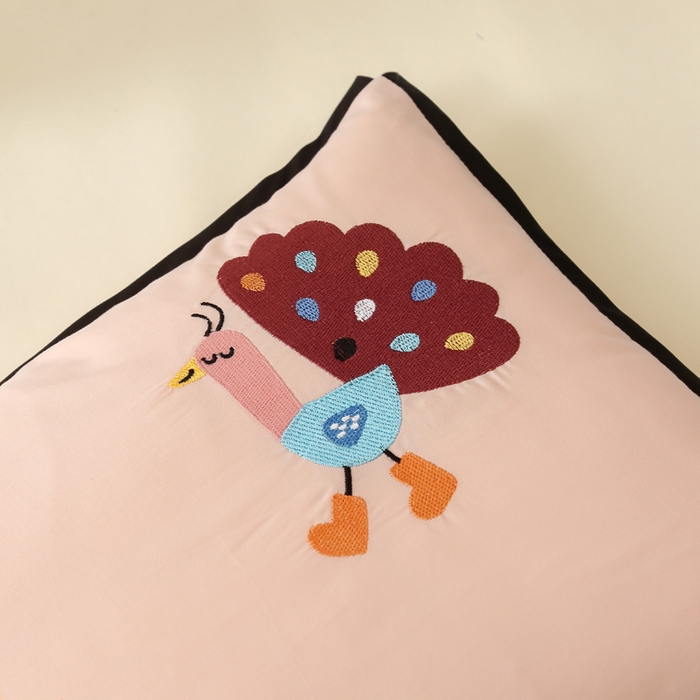 91家纺网 家纺一手货源 找家纺 喜多兔儿童家纺 2024新款高精密纯棉水洗棉枕套 粉色小孔雀