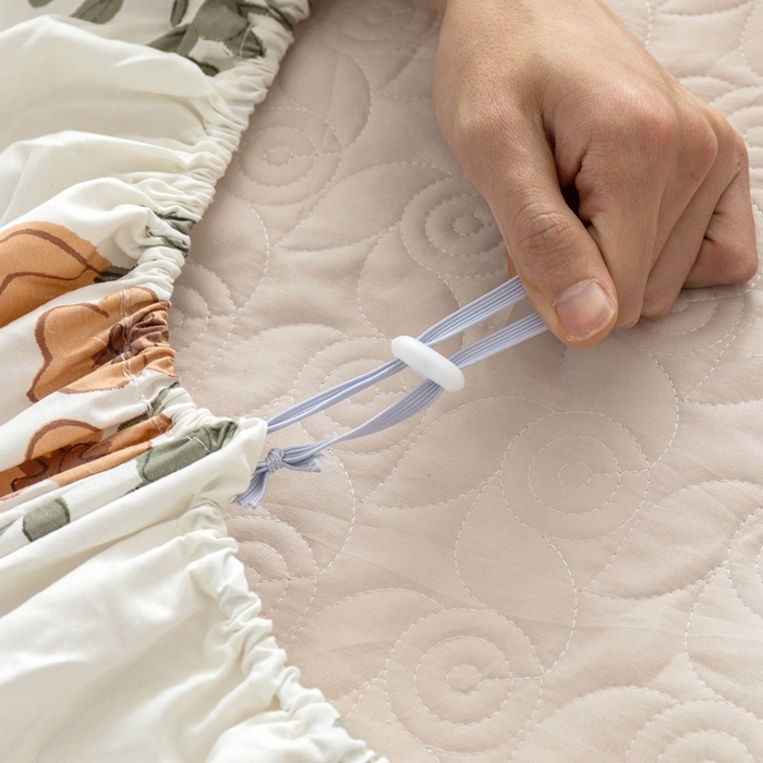 91家纺网 家纺一手货源 找家纺 优乐家纺 2025新款纯棉印花夹棉床笠三件套系列-纽扣款 南薇