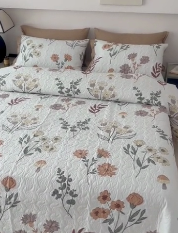 91家纺网 家纺一手货源 找家纺 优乐家纺 2025新款纯棉印花夹棉系列床盖三件套-纽扣款 南薇