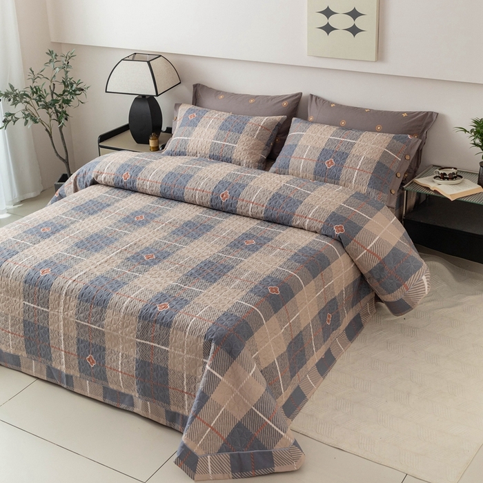 91家纺网 家纺一手货源 找家纺 优乐家纺 2025新款纯棉印花夹棉系列床盖三件套-纽扣款 博尔-咖