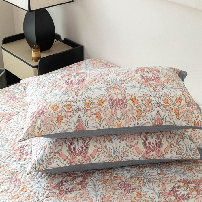 91家纺网 家纺一手货源 找家纺 优乐家纺 2025新款纯棉印花夹棉枕套系列-纽扣款 普卡拉-红