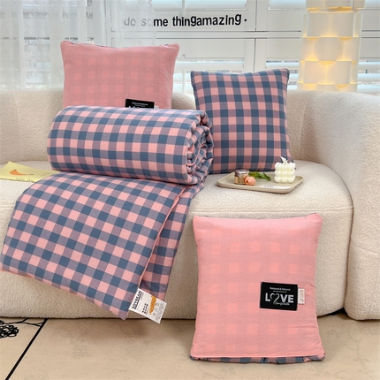 91家纺网 家纺一手货源 找家纺 翰轩家居 2024新款全棉色织水洗棉抱枕被 格调-粉