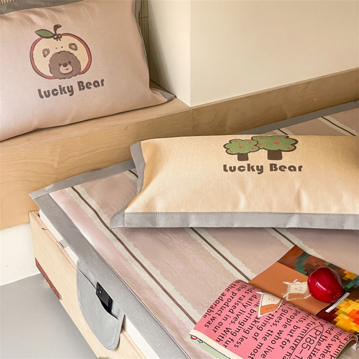 91家纺网 家纺一手货源 找家纺 圆岛家纺 2024新款900D卡通冰丝养生席 苹果熊