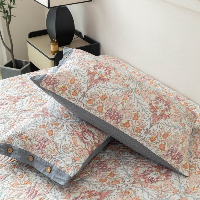 91家纺网 家纺一手货源 找家纺 优乐家纺 2025新款纯棉印花夹棉枕套系列-纽扣款 普卡拉-红