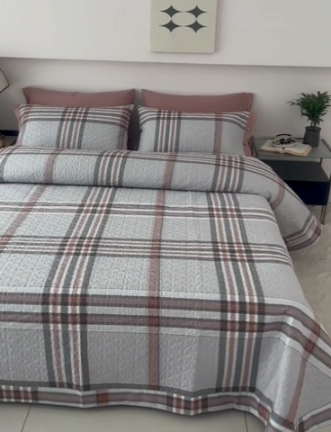 91家纺网 家纺一手货源 找家纺 优乐家纺 2025新款纯棉印花夹棉系列床盖三件套-纽扣款 慕斯