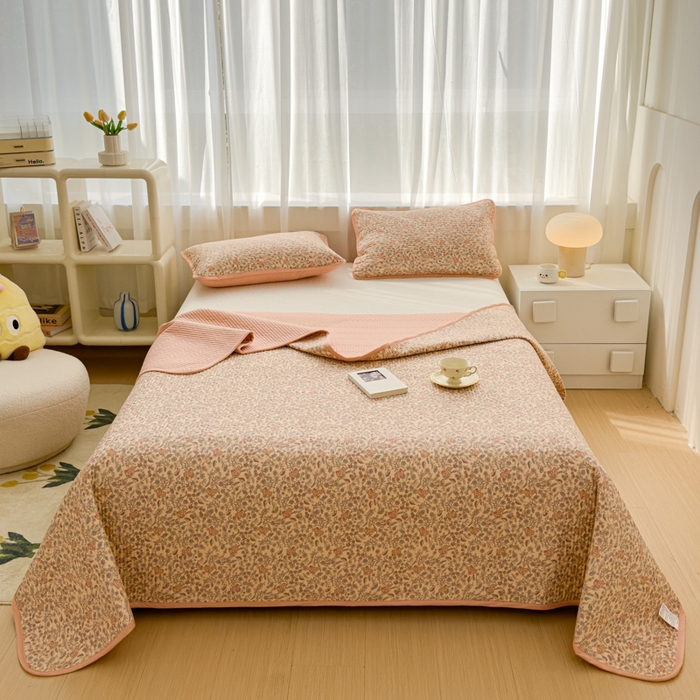 91家纺网 家纺一手货源 找家纺 金丝鸟家纺 2024新款双面全棉夹棉床盖 粉色花纹