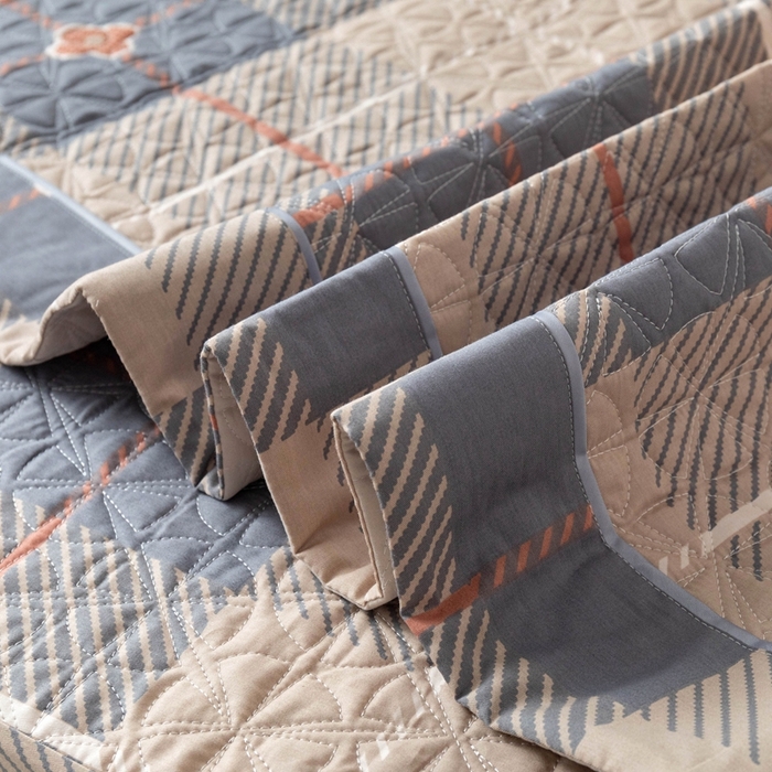 91家纺网 家纺一手货源 找家纺 优乐家纺 2025新款纯棉印花夹棉系列床盖三件套-纽扣款 博尔-咖