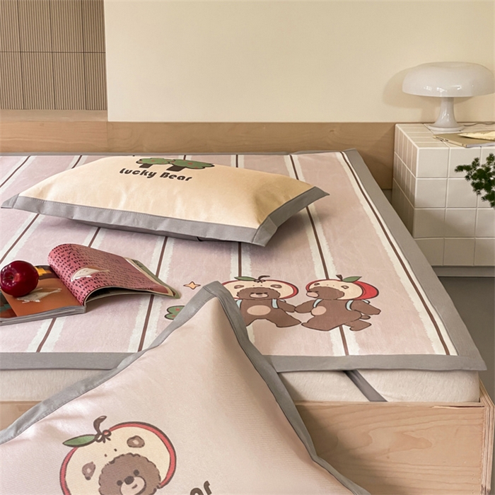 91家纺网 家纺一手货源 找家纺 圆岛家纺 2024新款900D卡通冰丝养生席 苹果熊