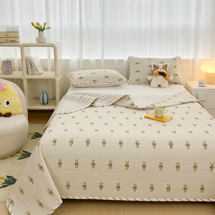 91家纺网 家纺一手货源 找家纺 金丝鸟家纺 2024新款双面全棉夹棉床盖 跳跳兔