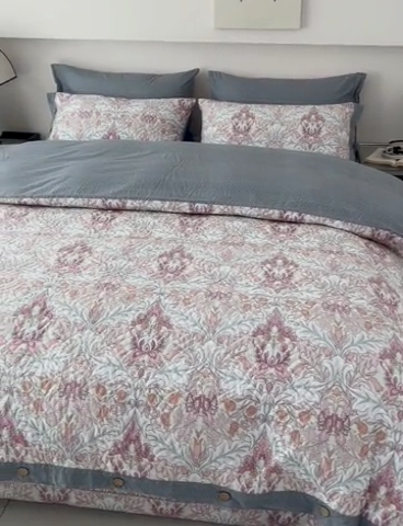 91家纺网 家纺一手货源 找家纺 优乐家纺 2025新款纯棉印花夹棉系列四件套-纽扣款 普卡拉-红