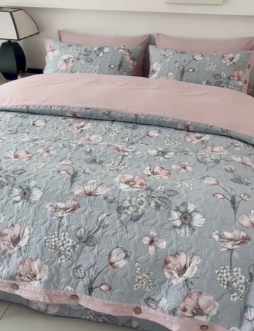 91家纺网 家纺一手货源 找家纺 优乐家纺 2025新款纯棉印花夹棉系列四件套-纽扣款 蔚然花