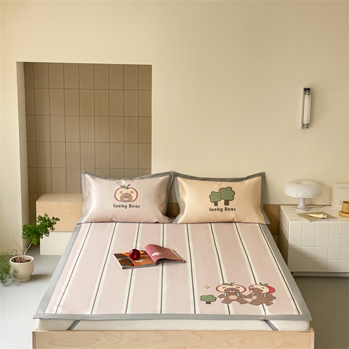 91家纺网 家纺一手货源 找家纺 圆岛家纺 2024新款900D卡通冰丝养生席 苹果熊