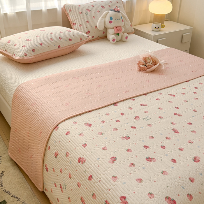 91家纺网 家纺一手货源 找家纺 金丝鸟家纺 2024新款双面全棉夹棉床盖 清新小草莓