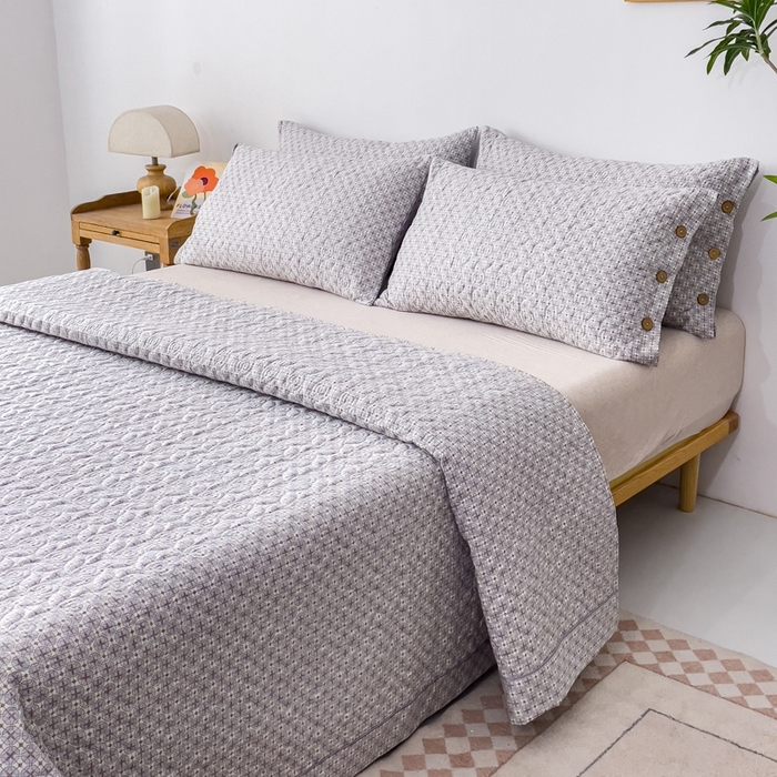 91家纺网 家纺一手货源 找家纺 优乐家纺 2025新款纯棉印花夹棉系列床盖三件套-纽扣款 雅乐之舞